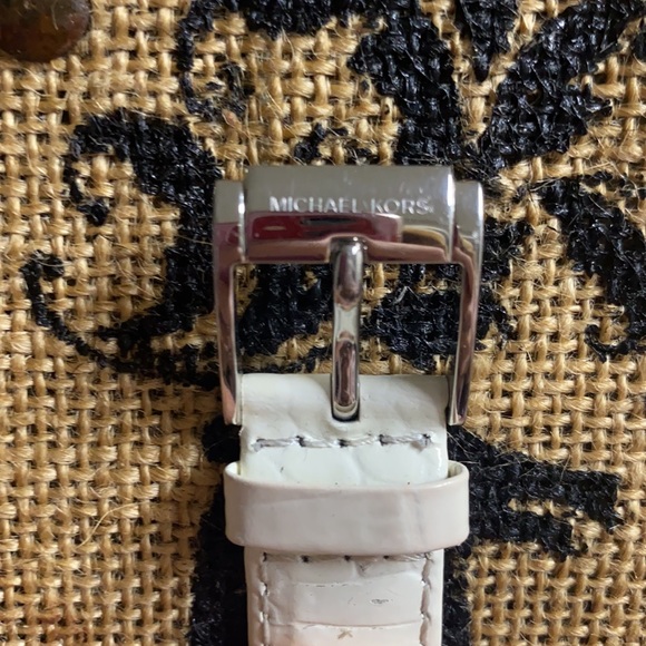 MICHAEL KORS Water Resistant Chronograph Watch w/New Battery - Picture 5 of 10